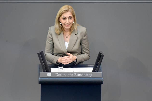 Nina Warken in der 90. Sitzung des 21. Deutschen Bundestages im Reichstagsgebäude. Berlin, 10.07.2026 *** Nina Warken at the 90th session of the 21st German Bundestag in the Reichstag building in Berlin, July 10, 2026 Foto:xF.xKernx xFuturexImagex bundestagssitzung90_6766