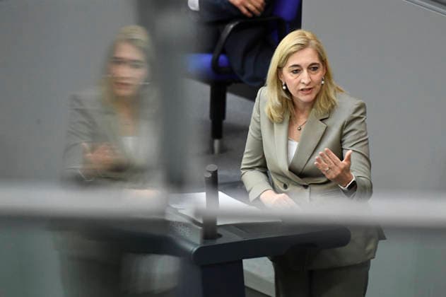 Nina Warken in der 90. Sitzung des 21. Deutschen Bundestages im Reichstagsgebäude. Berlin, 10.07.2026 *** Nina Warken at the 90th session of the 21st German Bundestag in the Reichstag building in Berlin, July 10, 2026 Foto:xF.xKernx xFuturexImagex bundestagssitzung90_6774