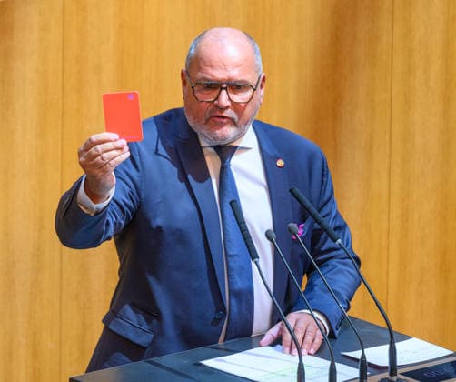 Â - Wien 10.07.2026 - 91. Sitzung des Nationalrats. PHOTO: Abg. Alois Schroll (SPÖ) zeigt der FPÖ die rote Karte. 91th sitting of the National Council. Nationalrat, Nationalratssitzung, Parlamentssitzung, Parlament, Plenum 91. Sitzung des Nationalrats *** Vienna, July 10, 2026 91st Session of the National Council PHOTO: Rep. Alois Schroll (SPÖ) shows the FPÖ the red card 91st Session of the National Council National Council, National Council session, parliamentary session, parliament, plenary session 91st Session of the National Council 