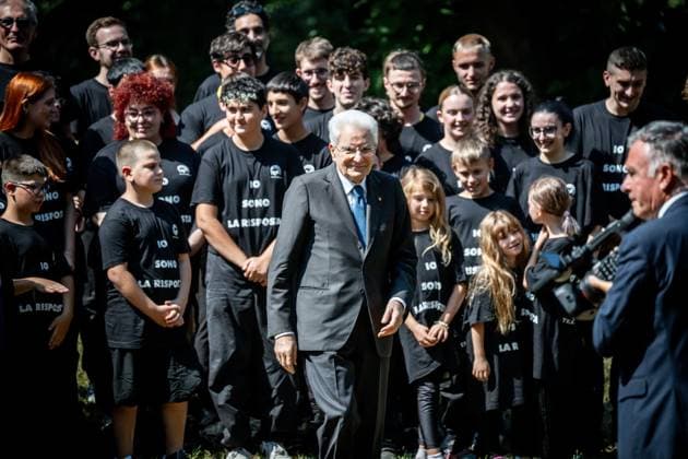 News Bilder des Tages July 10, 2026, Seveso, Mb, Italy: President Sergio Mattarella with the flashmob participants during the 50th anniversary commemoration of the ICMESA industrial accident at the Bosco delle Querce in Seveso, July 10, 2026, Milan. Seveso Italy  - ZUMAa289 20260710_zia_a289_069 Copyright: xNicolaxMarfisix xAgfx
