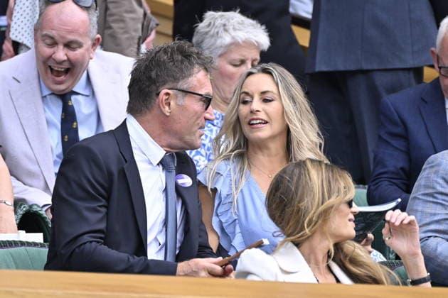 Tennis - Wimbledon 2026 - ITF - The Championships - 10 07 2026 - Tennis - Wimbledon 2026 - ITF - The Championships - 10 07 2026 - Pat Cash et son epouse dans la Royal Box - Angleterre London  Copyright: xChryslenexCaillaud Psnewzx