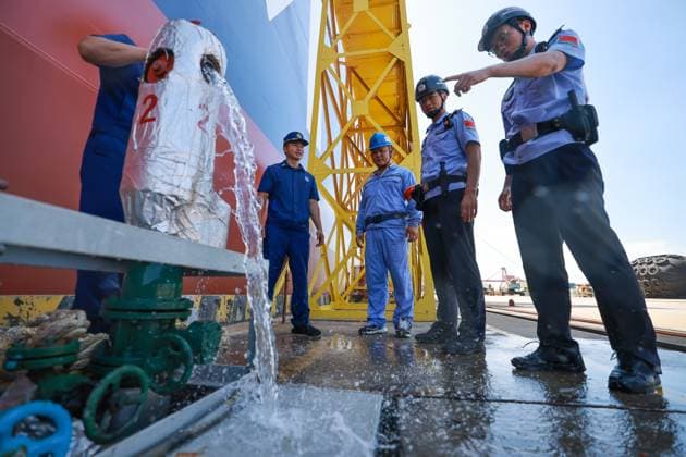 News Bilder des Tages (260710) -- BEIJING, July 10, 2026 -- Police officers and firefighters conduct safety inspections on fire control facilities at a wharf in Taicang, east China s Jiangsu Province, July 10, 2026. China s national observatory on Friday renewed an orange alert for Typhoon Bavi, the ninth typhoon of 2026, which is expected to bring gales and heavy rain to eastern China. Affected regions are on high alert, with all prevention and response measures fully implemented to safeguard people s lives and property. (Photo by Xinhua) CHINA-TYPHOON BAVI-PREVENTION (CN) ShaoxZhijia 