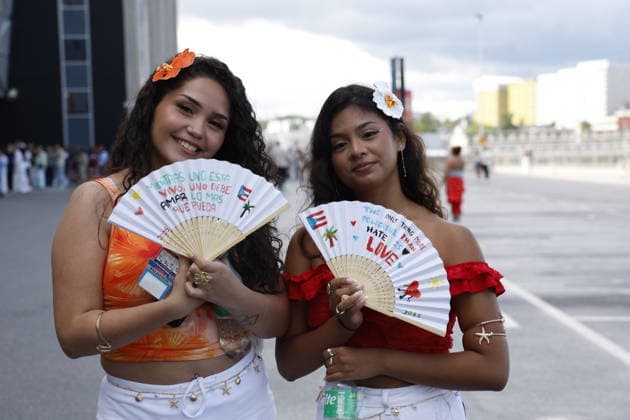 STOCKHOLM, SVERIGE 20260710 Maria Jose Herrera, 18 ar, och Avril Pesantez 17 köar utanför Strawberry arena inför Bad Bunnys första konsert i Stockholm under fredagen. STOCKHOLM SVERIGE x12190x *** STOCKHOLM, SWEDEN 20260710 Maria Jose Herrera, 18, and Avril Pesantez, 17, are waiting in line outside the Strawberry Arena ahead of Bad Bunny’s first concert in Stockholm on Friday STOCKHOLM, SWEDEN x12190x  Copyright: xViktoriaxBank TTx BAD BUNNY KONSERT FANS Zc6j1Z2x6s0