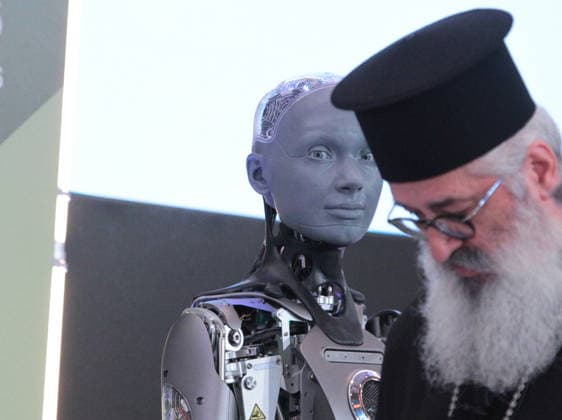 News Bilder des Tages July 10, 2026, Athens, Greece: AMECA robot speaks with one philosopher and one preast at 30th Annual Government Roundtable Economist conference. Ameca is the worldÃ¢â‚¬â ¢s leading social humanoid robot, created by UK robotics company Engineered Arts. First unveiled in 2021, Ameca was designed for advanced, natural and engaging human-robot interaction, combining artificial intelligence, expressive and realistic facial movements, and lifelike gestures. Athens Greece  - ZUMAv62_ 20260710_zaf_v62_020 Copyright: xAristidisxVafeiadakisx