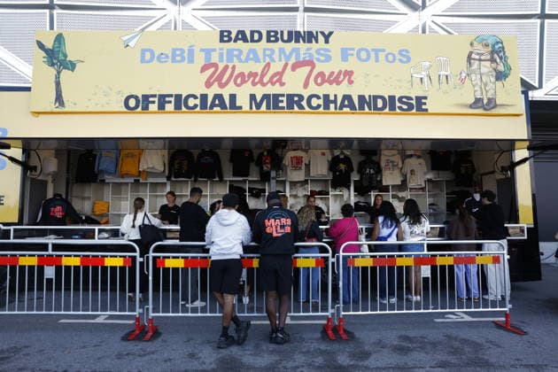 STOCKHOLM, SVERIGE 20260710 Fans köar utanför Strawberry arena inför Bad Bunnys första konsert i Stockholm under fredagen. STOCKHOLM SVERIGE x12190x *** STOCKHOLM, SWEDEN 20260710 Fans line up outside Strawberry Arena ahead of Bad Bunny s first concert in Stockholm on Friday STOCKHOLM SWEDEN x12190x  Copyright: xViktoriaxBank TTx BAD BUNNY KONSERT FANS rW-QxFvtuIU