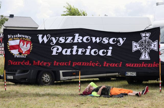 News Bilder des Tages The 85th anniversary of the Jedwabne massacre Photo: Anita Walczewska East News, The 85th anniversary of the Jedwabne massacre, at 10 July 2026 in northeastern Poland. A tragedy took place on 1941 during the German occupation of Poland. Alternative commemorations were organized by the Movement for the Defense of Poles association and Grzegorz Braun?s Confederation of the Polish Crown, which questions the involvement of Poles in the pogrom. Pictured: A man is lying next to a banner that reads ?The Patriots of Wyszków. A nation that loses its memory loses its conscience? EN_01680706_0127 