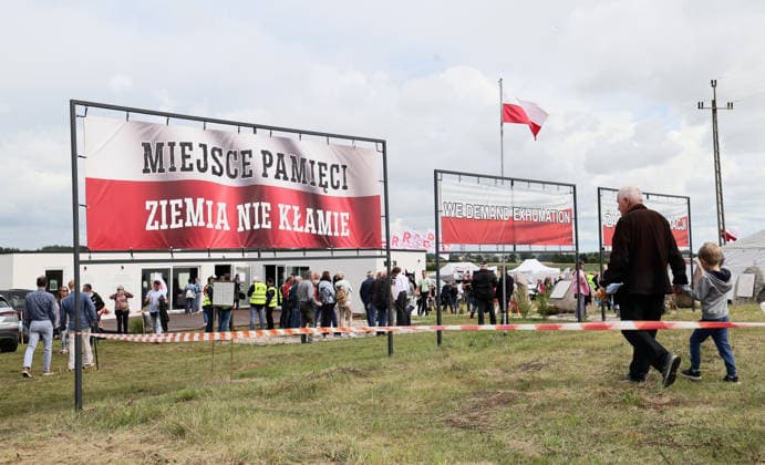 The 85th anniversary of the Jedwabne massacre Photo: Anita Walczewska East News, The 85th anniversary of the Jedwabne massacre, at 10 July 2026 in northeastern Poland. A tragedy took place on 1941 during the German occupation of Poland. Alternative commemorations were organized by the Movement for the Defense of Poles association and Grzegorz Braun?s Confederation of the Polish Crown, which questions the involvement of Poles in the pogrom. Pictured: banner A Place of Remembrance: The Earth Does Not Lie EN_01680706_0144 