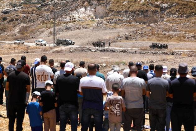 News Bilder des Tages Israeli settlers prevented Palestinian farmers from accessing their agricultural lands in Hebron HEBRON, WEST BANK, PALESTINE - JULY 10: Palestinians perform Friday prayers on land threatened with confiscation by Israel while Israeli settlers, protected by Israeli forces, continue to block roads leading to Palestinian farmers lands in the town of Izna, near Hebron, West Bank, Palestine on July 10, 2026. Wisam Hashlamoun Anadolu Hebron West Bank. Editorial use only. Please get in touch for any other usage.  Copyright: x2026xAnadoluxWisamxHashlamounx