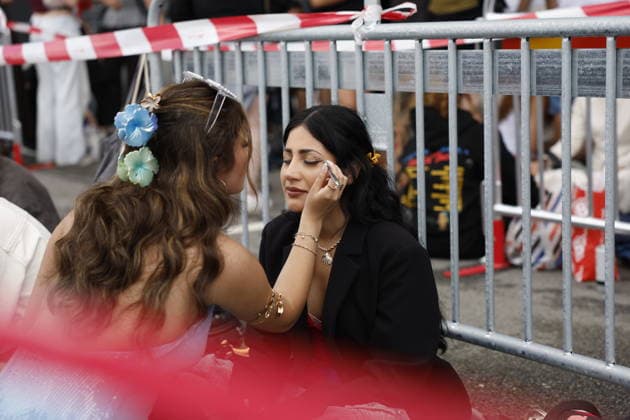 STOCKHOLM, SVERIGE 20260710 Joselin Cevallos och Madde Zambrano förbereder sig utanför Strawberry arena inför Bad Bunnys första konsert i Stockholm under fredagen. STOCKHOLM SVERIGE x12190x *** STOCKHOLM, SWEDEN 20260710 Joselin Cevallos and Madde Zambrano are getting ready outside the Strawberry Arena ahead of Bad Bunny’s first concert in Stockholm on Friday STOCKHOLM SWEDEN x12190x  Copyright: xViktoriaxBank TTx BAD BUNNY KONSERT FANS Nx05l4CZsbs
