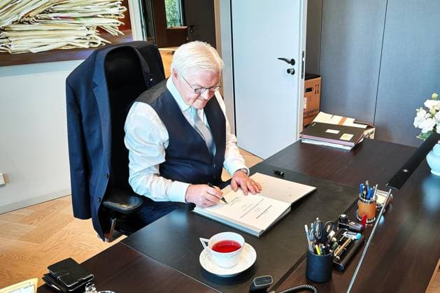 Berlin, Deutschland, 10.07.2026: Spreebogen: Bundespräsident Frank-Walter Steinmeier nimmt Amtsgeschäfte am Spreebogen auf: Erster Tag in seinem neuen Amtszimmer, Steinmeier unterschreibt ein Dokument *** Berlin, Germany, July 10, 2026, Spreebogen: Federal President Frank Walter Steinmeier Begins Official Duties at the Spreebogen. On his first day in his new office, Steinmeier signs a document. Copyright: xdtsxNachrichtenagenturx dts_126999