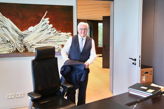 Berlin, Deutschland, 10.07.2026: Spreebogen: Bundespräsident Frank-Walter Steinmeier nimmt Amtsgeschäfte am Spreebogen auf: Erster Tag in seinem neuen Amtszimmer, Steinmeier zieht sein Jackett aus, hinter der Tür steht noch ein Umzugskarton. *** Berlin, Germany, July 10, 2026, Spreebogen: Federal President Frank Walter Steinmeier begins his official duties at the Spreebogen. On his first day in his new office, Steinmeier takes off his jacket; a moving box is still standing behind the door. Copyright: xdtsxNachrichtenagenturx dts_127000