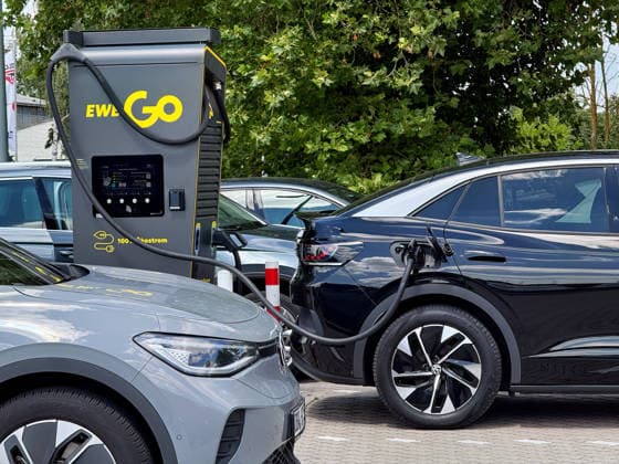 08.07.2026 Auf einem Parkplatz der Restaurantkette McDonalds in Stendal in Sachsen-Anhalt wird ein Elektroauto der Marke VW ID.5 an einer Ladesäule des Abieters EWEGo geladen. Vorn links ist ein VW ID.4 zu erkennen. Stendal Sachsen-Anhalt Deutschland