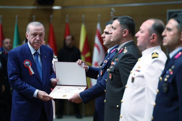News Bilder des Tages Turkish President Recep Tayyip Erdogan ISTANBUL, TURKIYE - JULY 10: (----EDITORIAL USE ONLY - MANDATORY CREDIT - TURKISH PRESIDENCY MUSTAFA KAMACI HANDOUT - NO MARKETING NO ADVERTISING CAMPAIGNS - DISTRIBUTED AS A SERVICE TO CLIENTS----) Turkish President Recep Tayyip Erdogan presents diplomas to high-ranking officers during the National Defense University Staff Officers’ Graduation Ceremony at the National Defense University in Istanbul, Turkiye, on July 10, 2026. TUR Presidency Mustafa Kamaci Handout Anadolu Istanbul Turkey. Editorial use only. Please get in touch for any other usage.  Copyright: x2026xAnadoluxTURxPresidencyx xMustafaxKamacix xHandoutx