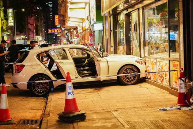 News Bilder des Tages HONG KONG-DAILY MONGKOK-CAR-CRASH A general view from outside the police cordon shows a white private car that crashed into a cafe at the intersection of Portland Street and Shantung Street following a police chase in Mong Kok on July 10, 2026 in Hong Kong. Police arrested two men and seized suspected drugs from the vehicle after it rammed onto the pavement while evading an intercept. (Photo by Zulu Lo TMHK via Nexpher Images) Hong Kong
