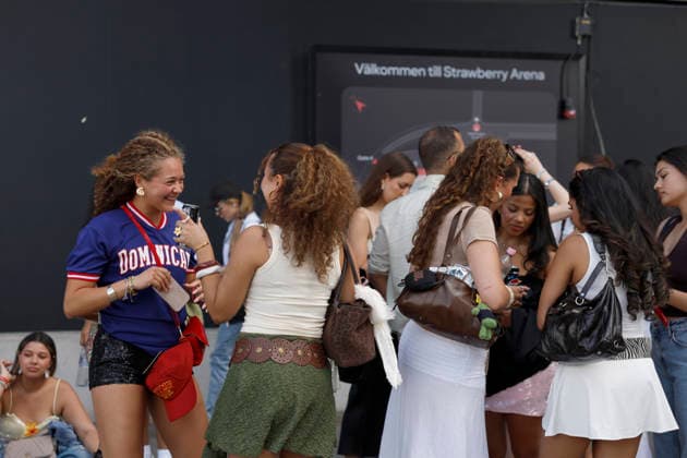 STOCKHOLM, SVERIGE 20260710 Fans köar utanför Strawberry arena inför Bad Bunnys första konsert i Stockholm under fredagen. STOCKHOLM SVERIGE x12190x *** STOCKHOLM, SWEDEN 20260710 Fans line up outside Strawberry Arena ahead of Bad Bunny s first concert in Stockholm on Friday STOCKHOLM SWEDEN x12190x  Copyright: xViktoriaxBank TTx BAD BUNNY KONSERT FANS TUeThAUb5hI