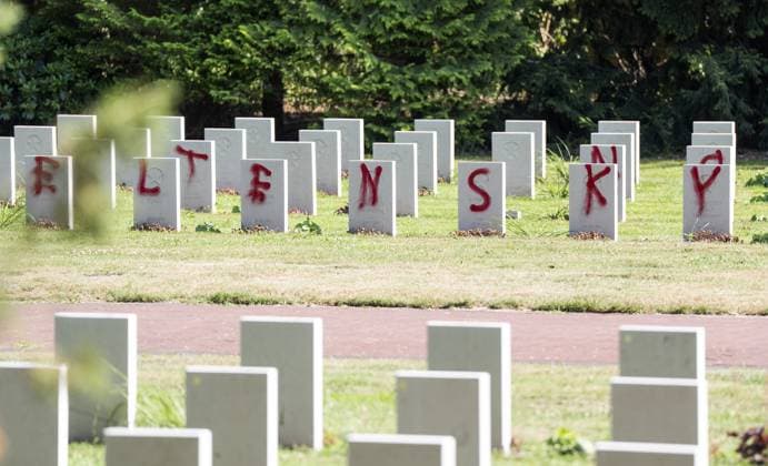 LEUSDEN - Approximately 150 gravestones at the Soviet War Cemetery in Leusden have been defaced with red paint. The graves bear texts directed against both the Russian and Ukrainian presidents, and Islam. JEROEN JUMELET ANP netherlands out - belgium out  Copyright: xx x563280510x originalFilename: 563280510.jpg