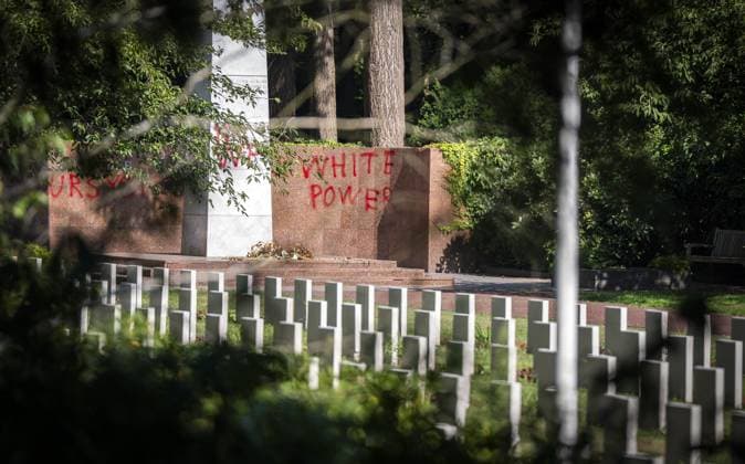 LEUSDEN - Approximately 150 gravestones at the Soviet War Cemetery in Leusden have been defaced with red paint. The graves bear texts directed against both the Russian and Ukrainian presidents, and Islam. JEROEN JUMELET ANP netherlands out - belgium out  Copyright: xx x563280514x originalFilename: 563280514.jpg