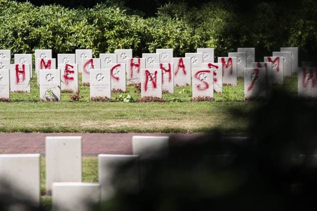 LEUSDEN - Approximately 150 gravestones at the Soviet War Cemetery in Leusden have been defaced with red paint. The graves bear texts directed against both the Russian and Ukrainian presidents, and Islam. JEROEN JUMELET ANP netherlands out - belgium out  Copyright: xx x563280529x originalFilename: 563280529.jpg