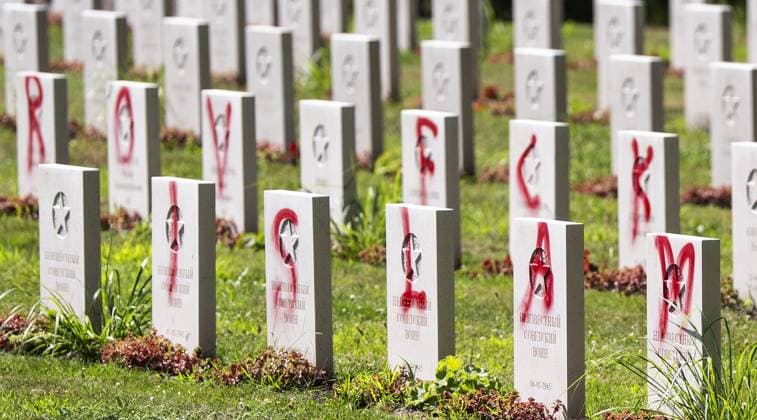 News Bilder des Tages LEUSDEN - Approximately 150 gravestones at the Soviet War Cemetery in Leusden have been defaced with red paint. The graves bear texts directed against both the Russian and Ukrainian presidents, and Islam. JEROEN JUMELET ANP netherlands out - belgium out  Copyright: xx x563280564x originalFilename: 563280564.jpg
