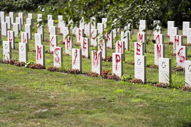 LEUSDEN - Approximately 150 gravestones at the Soviet War Cemetery in Leusden have been defaced with red paint. The graves bear texts directed against both the Russian and Ukrainian presidents, and Islam. JEROEN JUMELET ANP netherlands out - belgium out  Copyright: xx x563280569x originalFilename: 563280569.jpg