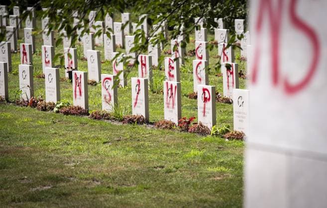 LEUSDEN - Approximately 150 gravestones at the Soviet War Cemetery in Leusden have been defaced with red paint. The graves bear texts directed against both the Russian and Ukrainian presidents, and Islam. JEROEN JUMELET ANP netherlands out - belgium out  Copyright: xx x563280577x originalFilename: 563280577.jpg