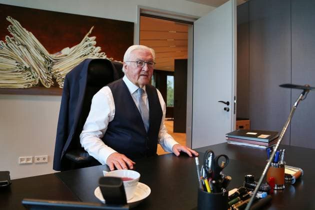 Berlin, Deutschland, 10.07.2026: Spreebogen: Bundespräsident Frank-Walter Steinmeier nimmt Amtsgeschäfte am Spreebogen auf: Erster Tag in seinem neuen Amtszimmer, Arbeit am Schreibtisch *** Berlin, Germany, July 10, 2026, Spreebogen: Federal President Frank Walter Steinmeier Begins Official Duties at the Spreebogen; First Day in His New Office, Working at His Desk Copyright: xdtsxNachrichtenagenturx dts_127014