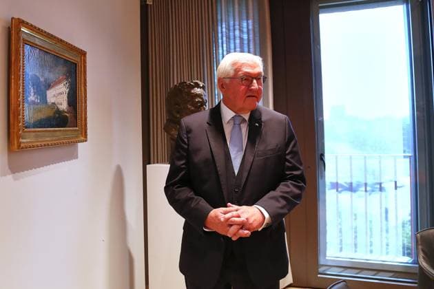 Berlin, Deutschland, 10.07.2026: Spreebogen: Bundespräsident Frank-Walter Steinmeier nimmt Amtsgeschäfte am Spreebogen auf: Erster Tag in seinem neuen Amtszimmer, links ein Gemälde, das schon im Schloss Bellevue hing *** Berlin, Germany, July 10, 2026, Spreebogen: Federal President Frank Walter Steinmeier begins his official duties at the Spreebogen. On his first day in his new office, to the left is a painting that had previously hung in Bellevue Palace. Copyright: xdtsxNachrichtenagenturx dts_127030