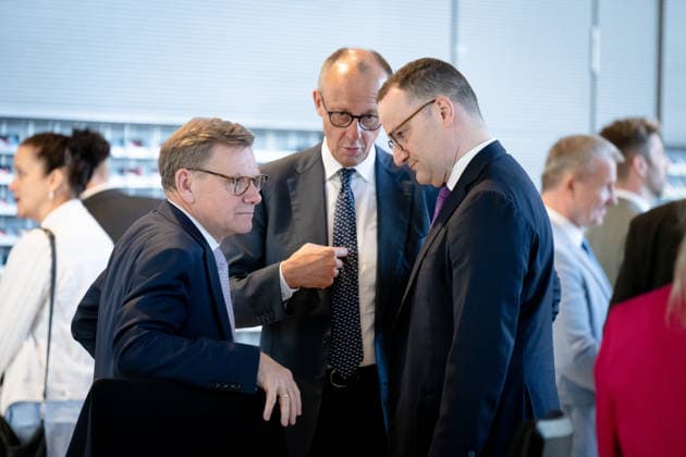 Jens Spahn, Johann Wadephul, Friedrich Merz Sitzung, Bundestag, Jens Spahn, Fraktionsvorsitzender, Johann Wadephul, Bundesminister des Auswärtigen, Friedrich Merz, Bundeskanzler Berlin Berlin GER *** Jens Spahn, Johann Wadephul, Friedrich Merz; Session, Bundestag; Jens Spahn, parliamentary group leader; Johann Wadephul, Federal Minister of Foreign Affairs; Friedrich Merz, Federal Chancellor; Berlin, Berlin, GER