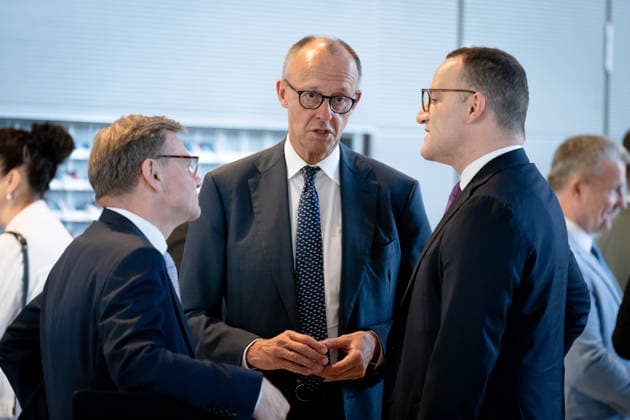 Jens Spahn, Johann Wadephul, Friedrich Merz Sitzung, Bundestag, Jens Spahn, Fraktionsvorsitzender, Johann Wadephul, Bundesminister des Auswärtigen, Friedrich Merz, Bundeskanzler Berlin Berlin GER *** Jens Spahn, Johann Wadephul, Friedrich Merz; Session, Bundestag; Jens Spahn, parliamentary group leader; Johann Wadephul, Federal Minister of Foreign Affairs; Friedrich Merz, Federal Chancellor; Berlin, Berlin, GER