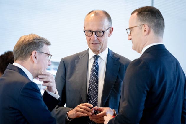 Jens Spahn, Johann Wadephul, Friedrich Merz Sitzung, Bundestag, Jens Spahn, Fraktionsvorsitzender, Johann Wadephul, Bundesminister des Auswärtigen, Friedrich Merz, Bundeskanzler Berlin Berlin GER *** Jens Spahn, Johann Wadephul, Friedrich Merz; Session, Bundestag; Jens Spahn, parliamentary group leader; Johann Wadephul, Federal Minister of Foreign Affairs; Friedrich Merz, Federal Chancellor; Berlin, Berlin, GER