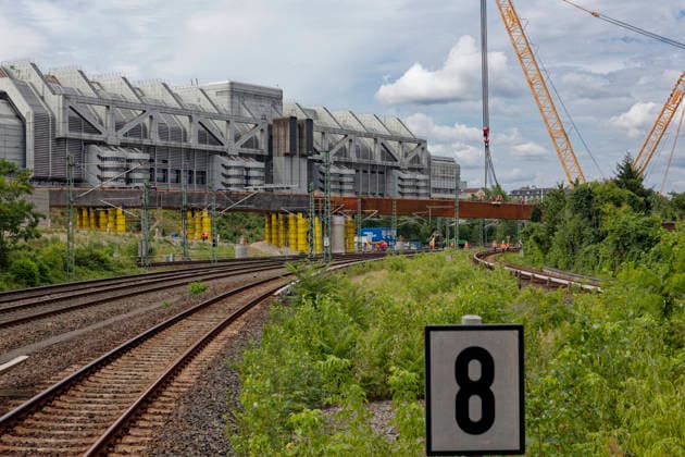 Einhub der Ringbahnbrücken-Überbauten 2026-07-10 Deutschland, Berlin Wiederaufbau der abgetragenen A100-Autobahnbrücke über die S- und Fernbahngleise des Berliner Innenrings. Binnen 48 Stunden werden die vormontierten Überbauteile für das neue Brückenbauwerk in ihre endgültige Lage mittels eines 600-t-Krans auf Raupen eingehoben. Der Güter-, Regional- und S-Bahn ist unterbrochen. *** Lifting of the Ringbahn Bridge Superstructures July 10, 2026, Germany, Berlin: Reconstruction of the demolished A100 highway bridge over the S-Bahn and long-distance rail tracks of Berlin’s Inner Ring. Within 48 hours, the pre-assembled superstructure components for the new bridge will be hoisted into their final position using a 600-metric-t