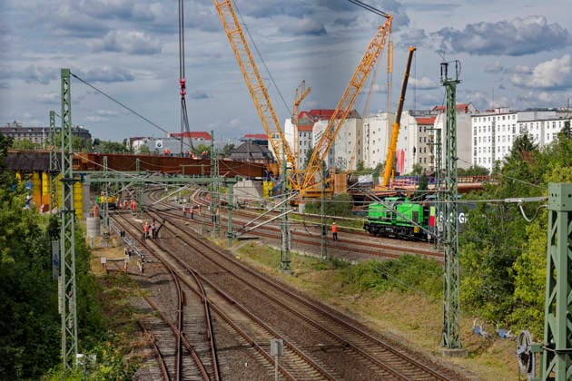 Einhub der Ringbahnbrücken-Überbauten 2026-07-10 Deutschland, Berlin Wiederaufbau der abgetragenen A100-Autobahnbrücke über die S- und Fernbahngleise des Berliner Innenrings. Binnen 48 Stunden werden die vormontierten Überbauteile für das neue Brückenbauwerk in ihre endgültige Lage mittels eines 600-t-Krans auf Raupen eingehoben. Der Güter-, Regional- und S-Bahn ist unterbrochen. *** Lifting of the Ringbahn Bridge Superstructures July 10, 2026, Germany, Berlin: Reconstruction of the demolished A100 highway bridge over the S-Bahn and long-distance rail tracks of Berlin’s Inner Ring. Within 48 hours, the pre-assembled superstructure components for the new bridge will be hoisted into their final position using a 600-metric-t