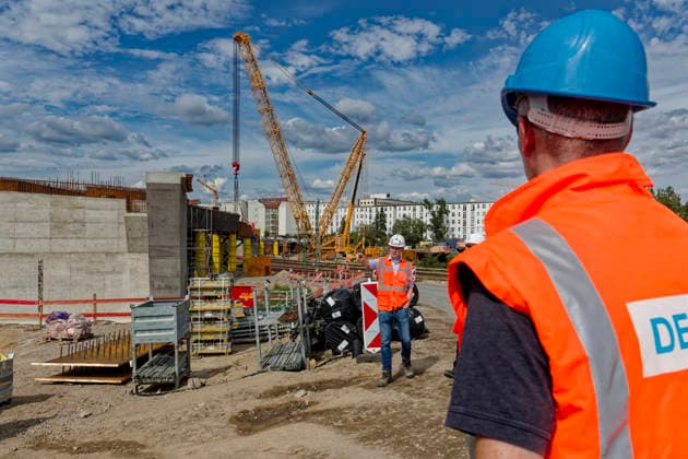 Einhub der Ringbahnbrücken-Überbauten 2026-07-10 Deutschland, Berlin Wiederaufbau der abgetragenen A100-Autobahnbrücke über die S- und Fernbahngleise des Berliner Innenrings. Binnen 48 Stunden werden die vormontierten Überbauteile für das neue Brückenbauwerk in ihre endgültige Lage mittels eines 600-t-Krans auf Raupen eingehoben. Der Güter-, Regional- und S-Bahn ist unterbrochen. *** Lifting of the Ringbahn Bridge Superstructures July 10, 2026, Germany, Berlin: Reconstruction of the demolished A100 highway bridge over the S-Bahn and long-distance rail tracks of Berlin’s Inner Ring. Within 48 hours, the pre-assembled superstructure components for the new bridge will be hoisted into their final position using a 600-metric-t