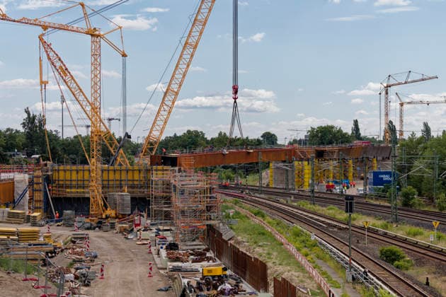 Einhub der Ringbahnbrücken-Überbauten 2026-07-10 Deutschland, Berlin Wiederaufbau der abgetragenen A100-Autobahnbrücke über die S- und Fernbahngleise des Berliner Innenrings. Binnen 48 Stunden werden die vormontierten Überbauteile für das neue Brückenbauwerk in ihre endgültige Lage mittels eines 600-t-Krans auf Raupen eingehoben. Der Güter-, Regional- und S-Bahn ist unterbrochen. *** Lifting of the Ringbahn Bridge Superstructures July 10, 2026, Germany, Berlin: Reconstruction of the demolished A100 highway bridge over the S-Bahn and long-distance rail tracks of Berlin’s Inner Ring. Within 48 hours, the pre-assembled superstructure components for the new bridge will be hoisted into their final position using a 600-metric-t