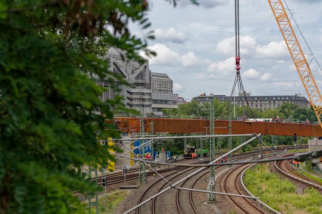 Einhub der Ringbahnbrücken-Überbauten 2026-07-10 Deutschland, Berlin Wiederaufbau der abgetragenen A100-Autobahnbrücke über die S- und Fernbahngleise des Berliner Innenrings. Binnen 48 Stunden werden die vormontierten Überbauteile für das neue Brückenbauwerk in ihre endgültige Lage mittels eines 600-t-Krans auf Raupen eingehoben. Der Güter-, Regional- und S-Bahn ist unterbrochen. *** Lifting of the Ringbahn Bridge Superstructures July 10, 2026, Germany, Berlin: Reconstruction of the demolished A100 highway bridge over the S-Bahn and long-distance rail tracks of Berlin’s Inner Ring. Within 48 hours, the pre-assembled superstructure components for the new bridge will be hoisted into their final position using a 600-metric-t
