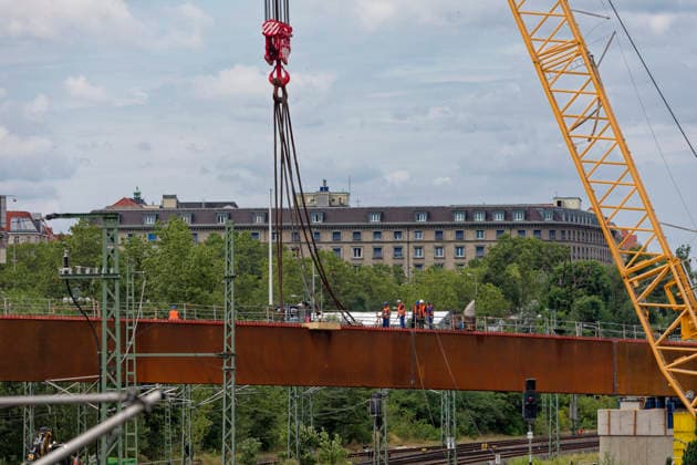 News Bilder des Tages Einhub der Ringbahnbrücken-Überbauten 2026-07-10 Deutschland, Berlin Wiederaufbau der abgetragenen A100-Autobahnbrücke über die S- und Fernbahngleise des Berliner Innenrings. Binnen 48 Stunden werden die vormontierten Überbauteile für das neue Brückenbauwerk in ihre endgültige Lage mittels eines 600-t-Krans auf Raupen eingehoben. Der Güter-, Regional- und S-Bahn ist unterbrochen. *** Lifting of the Ringbahn Bridge Superstructures July 10, 2026, Germany, Berlin: Reconstruction of the demolished A100 highway bridge over the S-Bahn and long-distance rail tracks of Berlin’s Inner Ring. Within 48 hours, the pre-assembled superstructure components for the new bridge will be hoisted into their final position using a 600-metric-t