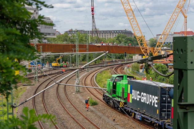 Einhub der Ringbahnbrücken-Überbauten 2026-07-10 Deutschland, Berlin Wiederaufbau der abgetragenen A100-Autobahnbrücke über die S- und Fernbahngleise des Berliner Innenrings. Binnen 48 Stunden werden die vormontierten Überbauteile für das neue Brückenbauwerk in ihre endgültige Lage mittels eines 600-t-Krans auf Raupen eingehoben. Der Güter-, Regional- und S-Bahn ist unterbrochen. *** Lifting of the Ringbahn Bridge Superstructures July 10, 2026, Germany, Berlin: Reconstruction of the demolished A100 highway bridge over the S-Bahn and long-distance rail tracks of Berlin’s Inner Ring. Within 48 hours, the pre-assembled superstructure components for the new bridge will be hoisted into their final position using a 600-metric-t