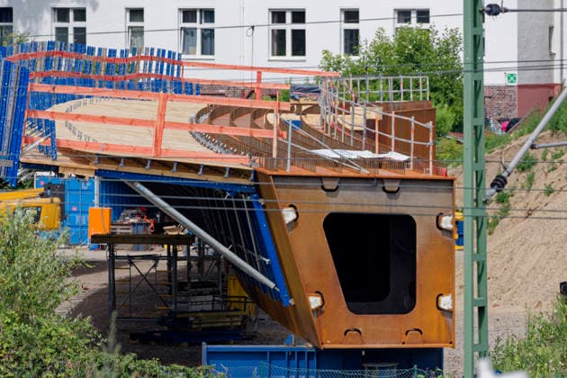 Einhub der Ringbahnbrücken-Überbauten 2026-07-10 Deutschland, Berlin Wiederaufbau der abgetragenen A100-Autobahnbrücke über die S- und Fernbahngleise des Berliner Innenrings. Binnen 48 Stunden werden die vormontierten Überbauteile für das neue Brückenbauwerk in ihre endgültige Lage mittels eines 600-t-Krans auf Raupen eingehoben. Der Güter-, Regional- und S-Bahn ist unterbrochen. *** Lifting of the Ringbahn Bridge Superstructures July 10, 2026, Germany, Berlin: Reconstruction of the demolished A100 highway bridge over the S-Bahn and long-distance rail tracks of Berlin’s Inner Ring. Within 48 hours, the pre-assembled superstructure components for the new bridge will be hoisted into their final position using a 600-metric-t