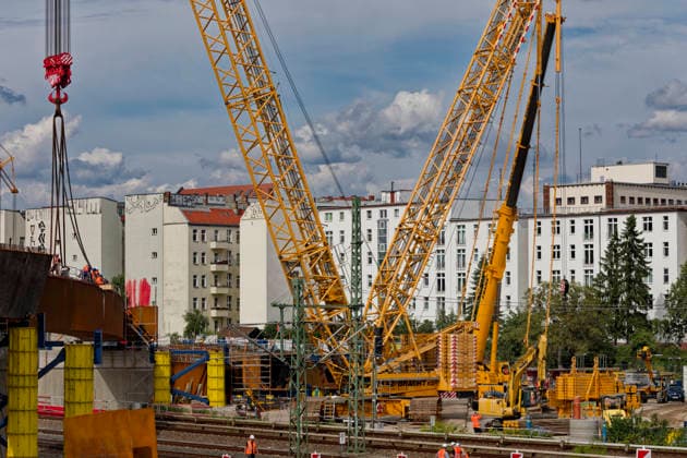 Einhub der Ringbahnbrücken-Überbauten 2026-07-10 Deutschland, Berlin Wiederaufbau der abgetragenen A100-Autobahnbrücke über die S- und Fernbahngleise des Berliner Innenrings. Binnen 48 Stunden werden die vormontierten Überbauteile für das neue Brückenbauwerk in ihre endgültige Lage mittels eines 600-t-Krans auf Raupen eingehoben. Der Güter-, Regional- und S-Bahn ist unterbrochen. *** Lifting of the Ringbahn Bridge Superstructures July 10, 2026, Germany, Berlin: Reconstruction of the demolished A100 highway bridge over the S-Bahn and long-distance rail tracks of Berlin’s inner ring. Within 48 hours, the pre-assembled superstructure components for the new bridge will be hoisted into their final position using a 600-metric-t