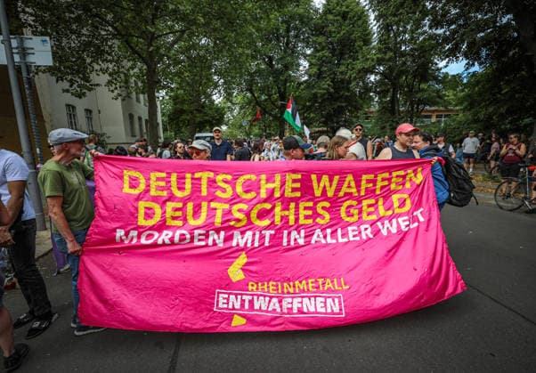 News Bilder des Tages July 10, 2026, Berlin, Berlin, Germany: BERLIN, GERMANY - JULY 10, 2026: Pro-Palestinian and anti-war activists demonstrate outside a Rheinmetall facility in BerlinÃ¢â‚¬â ¢s Wedding district, protesting the German arms manufacturerÃ¢â‚¬â ¢s weapons production, arms exports and military support for Israel. Berlin Germany  - ZUMAa268 20260710_zip_a268_004 Copyright: xAbdelrahmanxAlkahloutx