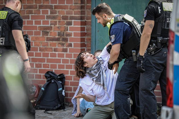 News Bilder des Tages July 10, 2026, Berlin, Berlin, Germany: BERLIN, GERMANY - JULY 10, 2026: Police officers forcibly remove and detain pro-Palestinian activists during a protest outside a Rheinmetall facility in BerlinÃ¢â‚¬â ¢s Wedding district. Demonstrators were protesting German arms production, weapons exports and military support for Israel. Berlin Germany  - ZUMAa268 20260710_zip_a268_021 Copyright: xAbdelrahmanxAlkahloutx