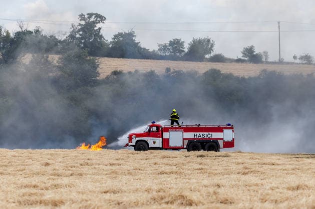 News Bilder des Tages Meteorologists have issued a warning in the South Moravian Region about an increased risk of fires; firefighters are extinguishing several fires in fields or forests every day. A field fire near Hustopece in the Breclav district (pictured on July 10, 2026) was one of the smaller ones; of the four levels of fire alert, only the first level was declared. (CTKxPhoto RichardxSkoumal) CTKPhotoP2026071006160  CTKPhotoP2026071006160