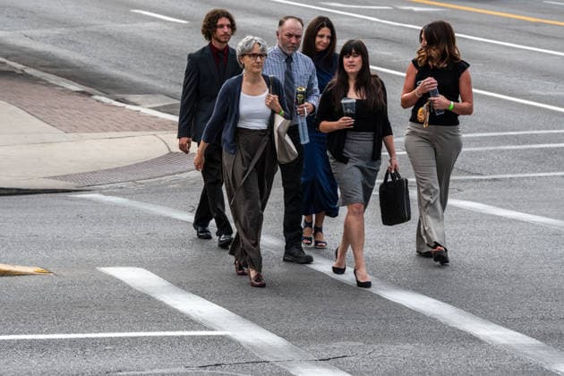 News Bilder des Tages July 10, 2026, Provo, Utah, USA: Matt Robinson and Amber Robinson, parents of Tyler Robinson, walk far back in a group as they arrive at the Fourth District Court in Provo, Utah, for the fifth day of the preliminary hearing in their son case. Provo USA - ZUMAm292 20260710_znp_m292_001 Copyright: xCharlesxMcClintockxWilsonx