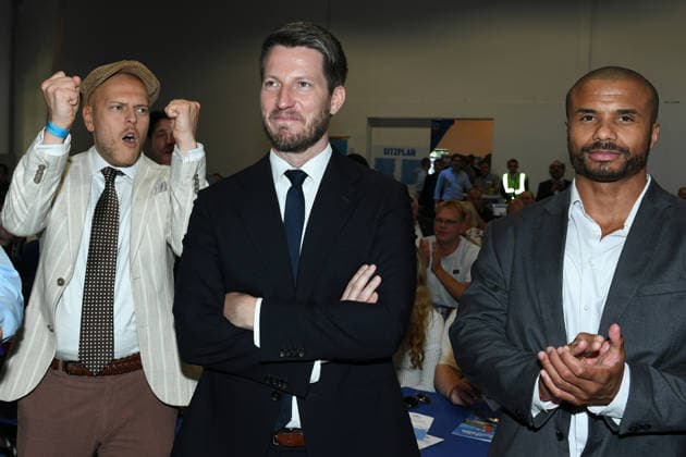 Listenaufstellung der AfD NRW am 10.07.2026 im Eventzentrum.NRW in Marl Daniel Seinsche ( Fraktionsgeschäftsführer AfD NRW ), links - Dr. Martin Vincentz ( Landessprecher Fraktionsvorsitzender AfD NRW ), mitte - Jefferson Dartey ( Personenschutz ), rechts *** AfD NRW candidate list presentation on July 10, 2026, at the Eventzentrum NRW in Marl: Daniel Seinsche, AfD NRW parliamentary group executive director; on the left, Dr. Martin Vincentz, state spokesperson and AfD NRW parliamentary group chair; in the center, Jefferson Dartey, personal security; on the right xRx