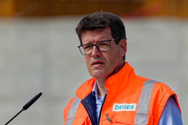 Einhub der Ringbahnbrücken-Überbauten 2026-07-10 Deutschland, Berlin Wiederaufbau der abgetragenen A100-Autobahnbrücke über die S- und Fernbahngleise des Berliner Innenrings. Binnen 48 Stunden werden die vormontierten Überbauteile für das neue Brückenbauwerk in ihre endgültige Lage mittels eines 600-t-Krans auf Raupen eingehoben. Der Güter-, Regional- und S-Bahn ist unterbrochen. Im Bild: Andreas Irngartinger, Technischer Geschäftsführer der DEGES. *** Lifting of the Ringbahn Bridge Superstructures July 10, 2026, Germany, Berlin: Reconstruction of the demolished A100 highway bridge over the S-Bahn and long-distance rail tracks of Berlin’s inner ring. Within 48 hours, the pre-assembled superstructure components for the n
