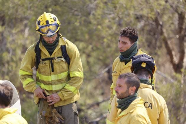 Forest fire kills at least 12 in southern Spain ALMERIA, SPAIN - JULY 10: Firefighters gather at the scene during a massive wildfire while evacuation and firefighting efforts continue in the Los Gallardos district of Almeria, Spain on July 10, 2026. At least 12 people were killed in a forest fire that broke out Thursday in Los Gallardos municipality in Almeria province in Spain’s southern Andalusia region, broadcaster RTVE reported. According to Andalusia’s emergency services, the victims were found in a hamlet of the neighboring municipality of Bedar, with some discovered inside vehicles engulfed by the flames. Pablo Miranzo Anadolu Almeria Spain. Editorial use only. Please get in touch for any other usage.  Copyright: x2026xAnadoluxPabloxMiranzox