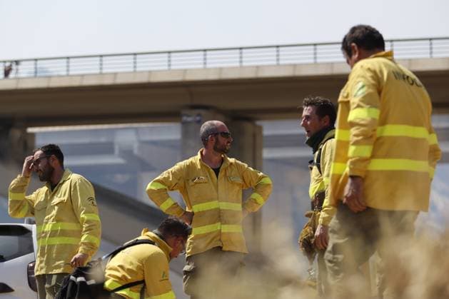 Forest fire kills at least 12 in southern Spain ALMERIA, SPAIN - JULY 10: Two emergency responders talk near a command post during containment efforts at a massive wildfire while evacuation and firefighting efforts continue in the Los Gallardos district of Almeria, Spain on July 10, 2026. At least 12 people were killed in a forest fire that broke out Thursday in Los Gallardos municipality in Almeria province in Spain’s southern Andalusia region, broadcaster RTVE reported. According to Andalusia’s emergency services, the victims were found in a hamlet of the neighboring municipality of Bedar, with some discovered inside vehicles engulfed by the flames. Pablo Miranzo Anadolu Almeria Spain. Editorial use only. Please get in touch for any oth  Copyright: x2026xAnadoluxPabloxMiranzox