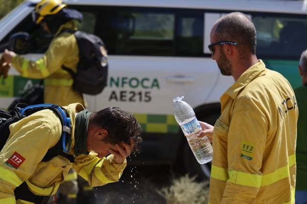 News Bilder des Tages Forest fire kills at least 12 in southern Spain ALMERIA, SPAIN - JULY 10: An exhausted firefighter rests near an INFOCA emergency vehicle while a colleague holds a bottle of water during a massive wildfire while evacuation and firefighting efforts continue in the Los Gallardos district of Almeria, Spain on July 10, 2026. At least 12 people were killed in a forest fire that broke out Thursday in Los Gallardos municipality in Almeria province in Spain’s southern Andalusia region, broadcaster RTVE reported. According to Andalusia’s emergency services, the victims were found in a hamlet of the neighboring municipality of Bedar, with some discovered inside vehicles engulfed by the flames. Pablo Miranzo Anadolu Almeria Spain. Editorial use only  Copyright: x2026xAnadoluxPabloxMiranzox