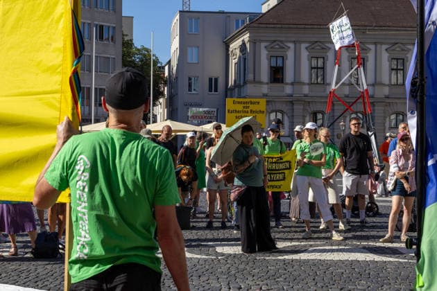 Augsburg, Bavaria, Germany - July 10, 2026: Demonstration by the climate justice movement Fridays for Future and Greenpeace in Augsburg. Under the nationwide slogan Protect the climate, fire the rich, the activists are protesting, among other things, against current gas infrastructure policy and planned gas drilling in Bavaria *** Demonstration der Klimaschutzbewegung Fridays for Future und GREENPEACE in Augsburg. Unter dem bundesweiten Motto: Klima schützen, Reiche entlassen, protestieren die Aktivisten unter anderem gegen die aktuelle Gas-Infrastrukturpolitik und geplante Gasbohrungen in Bayern