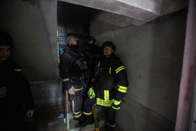 Aftermath of Russian airstrikes in Kramatorsk KRAMATORSK, UKRAINE - JULY 10: Firefighters take shelter due to an air raid siren inside a building damaged by a Russian airstrike in Kramatorsk, Ukraine, on July 10, 2026. Francisco Richart Anadolu Kramatorsk Ukraine. Editorial use only. Please get in touch for any other usage.  Copyright: x2026xAnadoluxFranciscoxRichartx